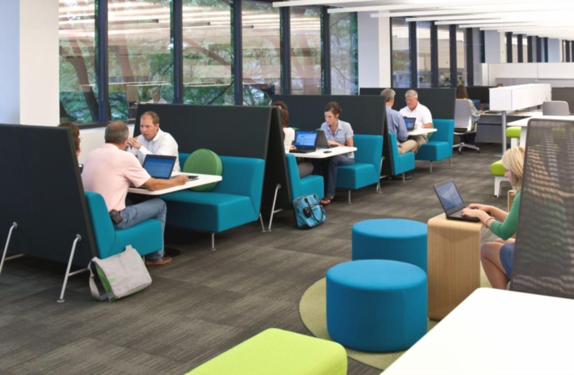 Echipa virellomai în timpul unei sesiuni de consultanță strategică cu un client corporativ din București