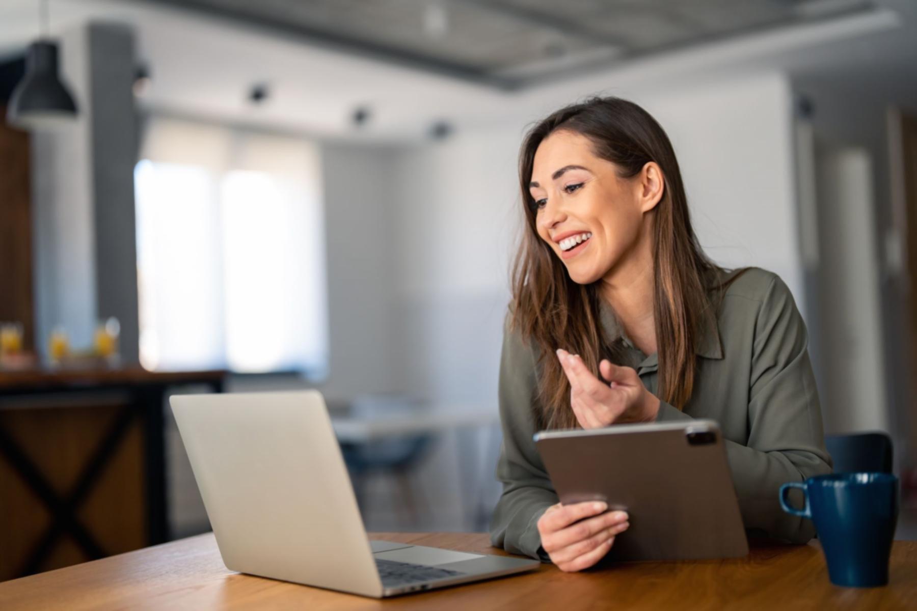 Student internațional care studiază finanțele personale