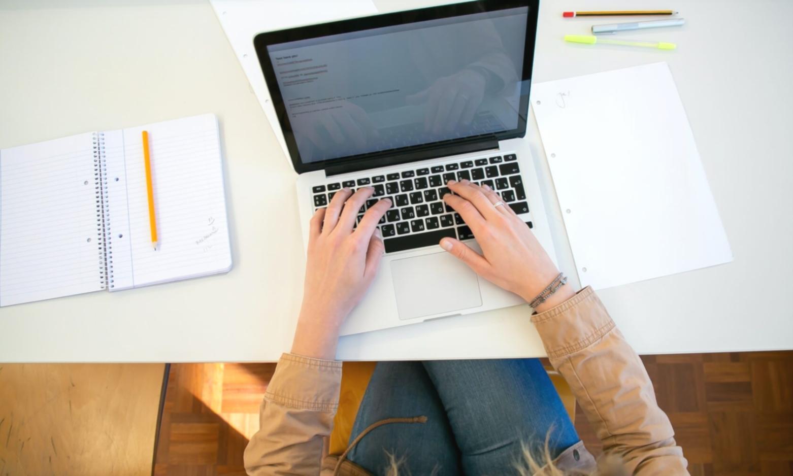 Instructor explicând concepte financiare într-un mediu corporativ